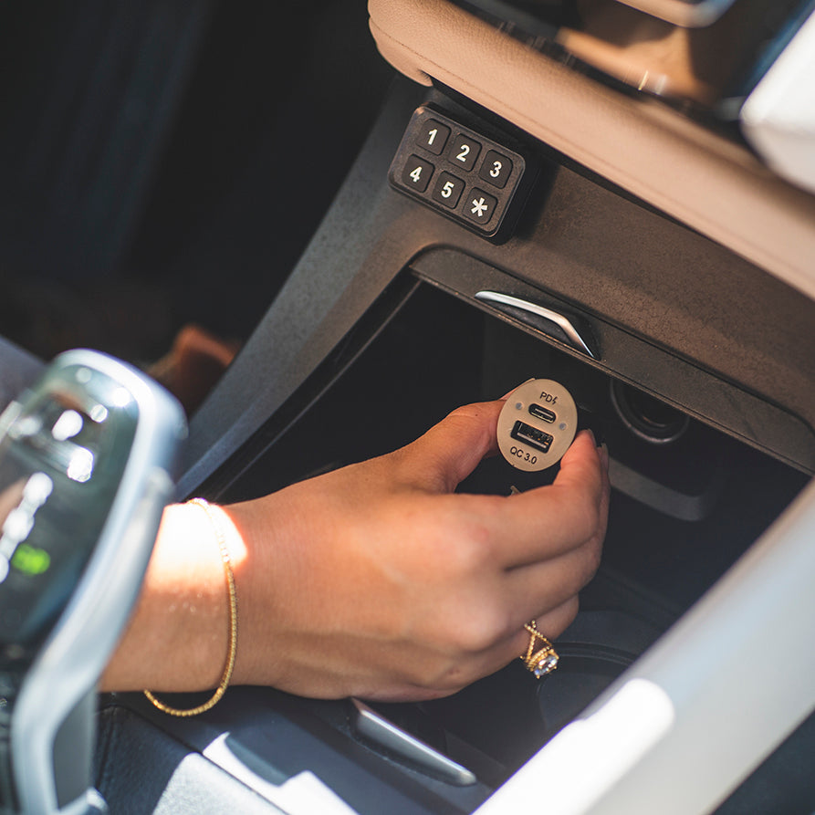 Washed Aluminium Car Charger w/ extra USB-C